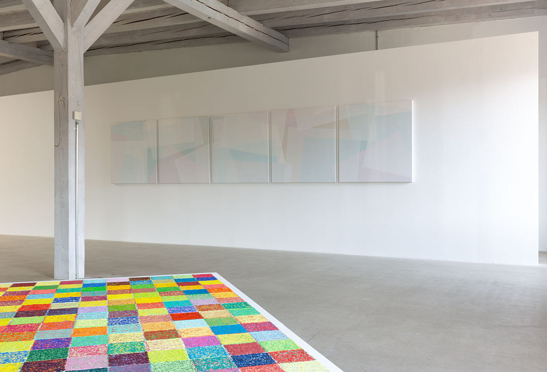 Ausstellungsansicht Susanne Lyner, Objekt /Malerei