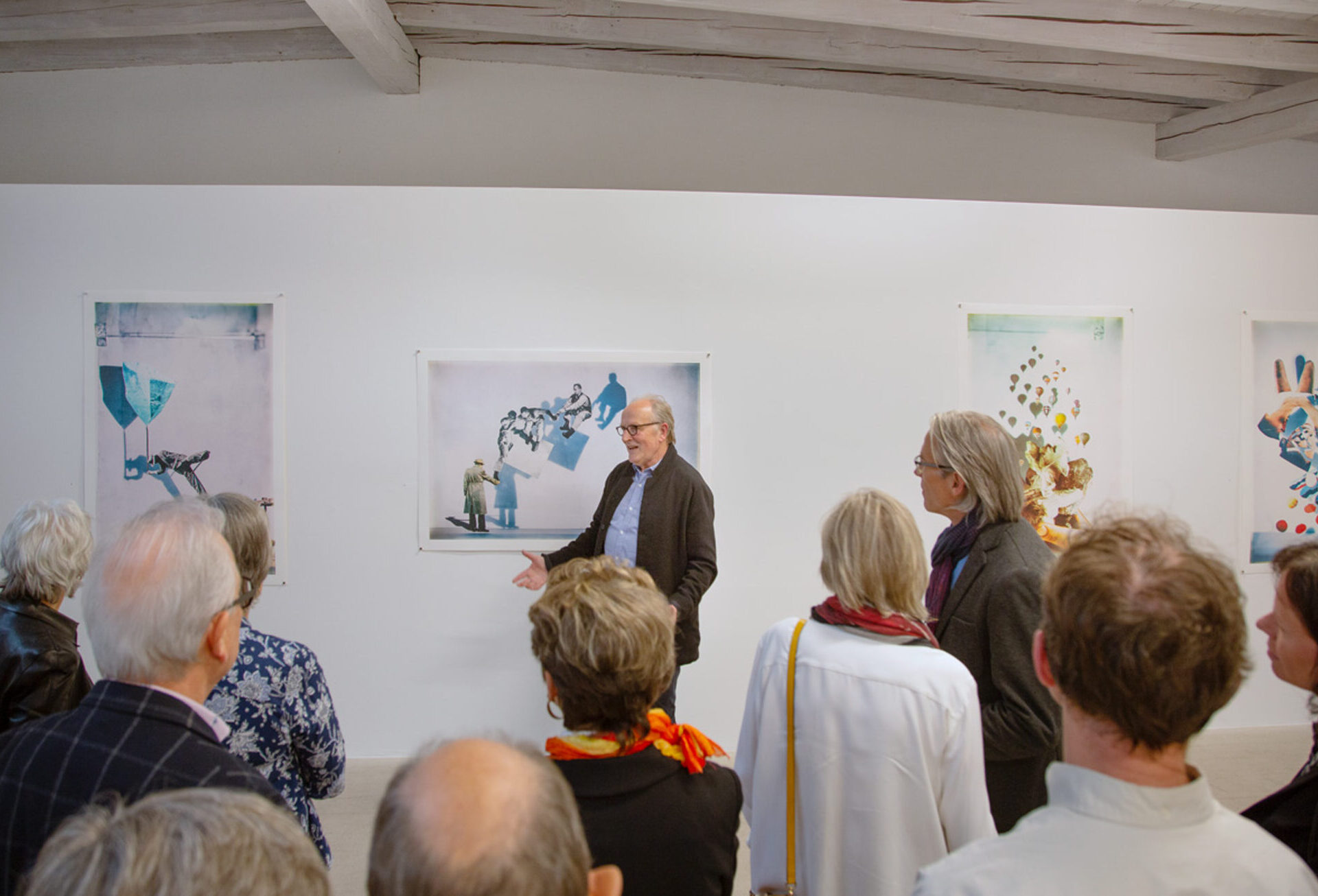 Peter Röllin führt durch die Ausstellung