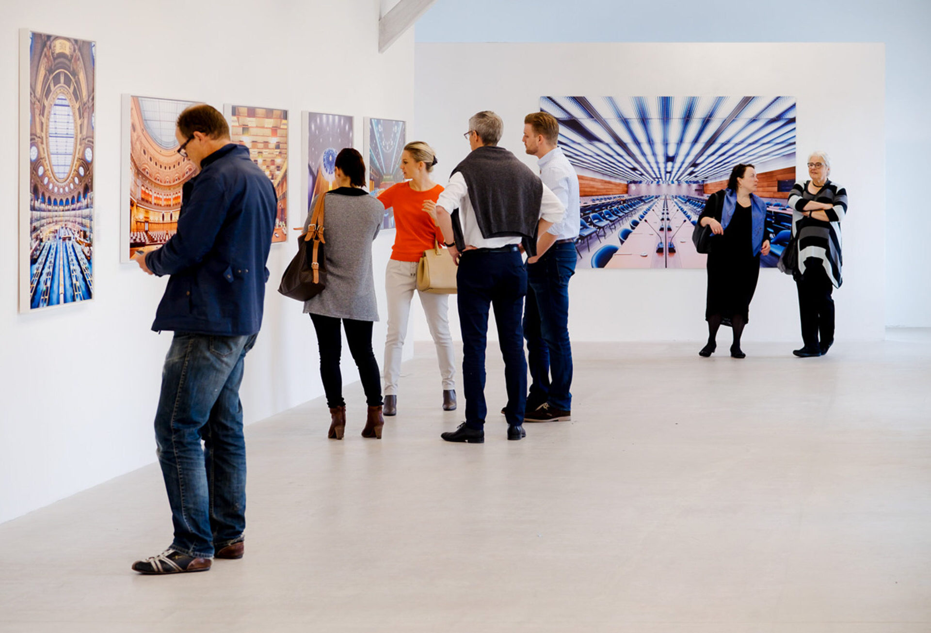 Besucher:innen der Ausstellung Speak Truth To Power