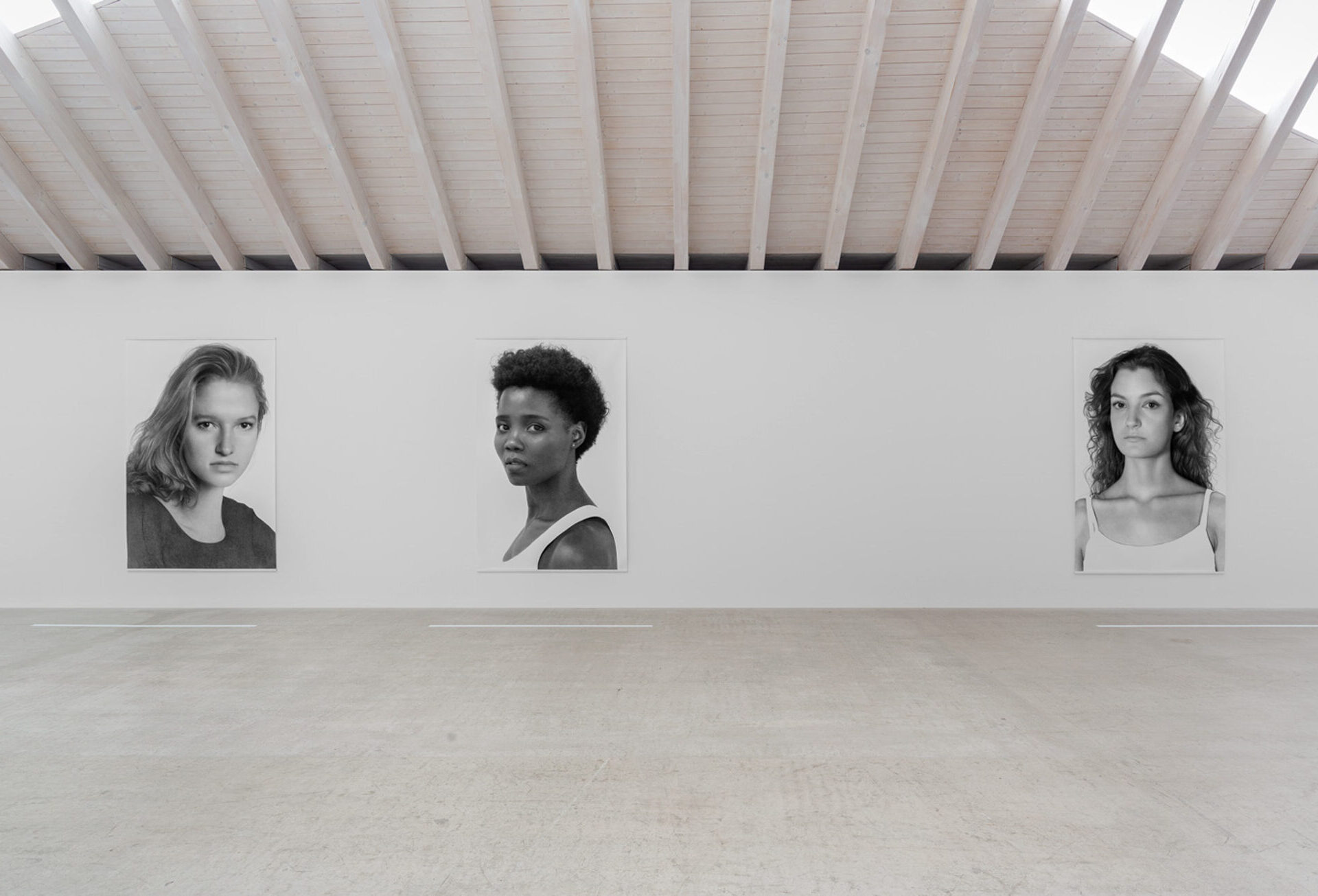 Clio Newton, Kohlezeichnungen